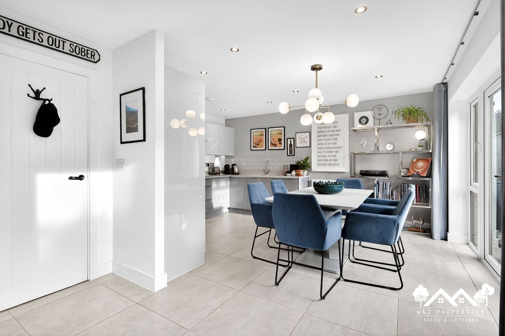 Property photo 3 of 54