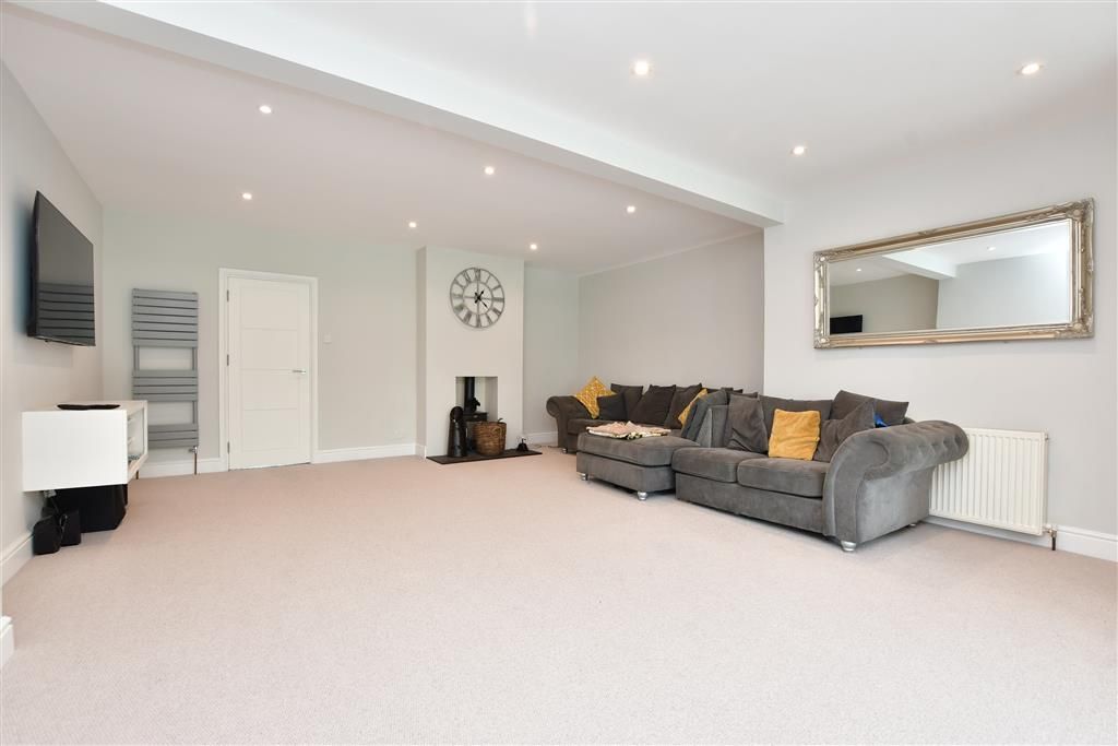Property photo 3 of 14 Lounge