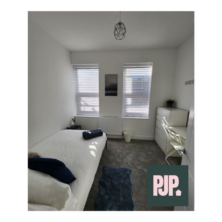 Property photo 3 of 8 A Bright And Spacious Double Bedroom With Modern d...