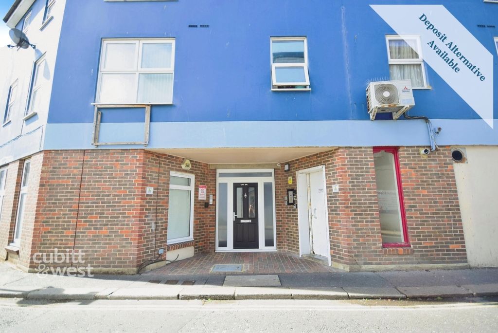 Property photo 2 of 11 3 Clock Walk - 2