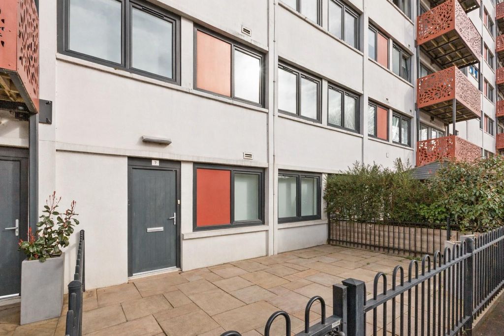 Property photo 2 of 13 Front Aspect