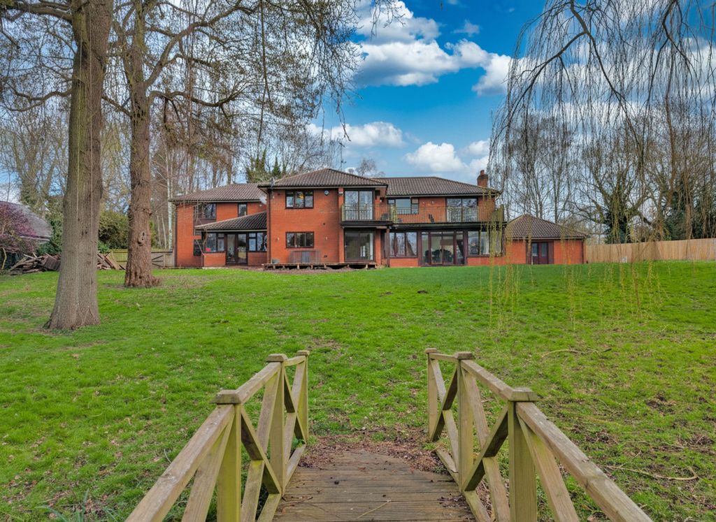 Property photo 1 of 32