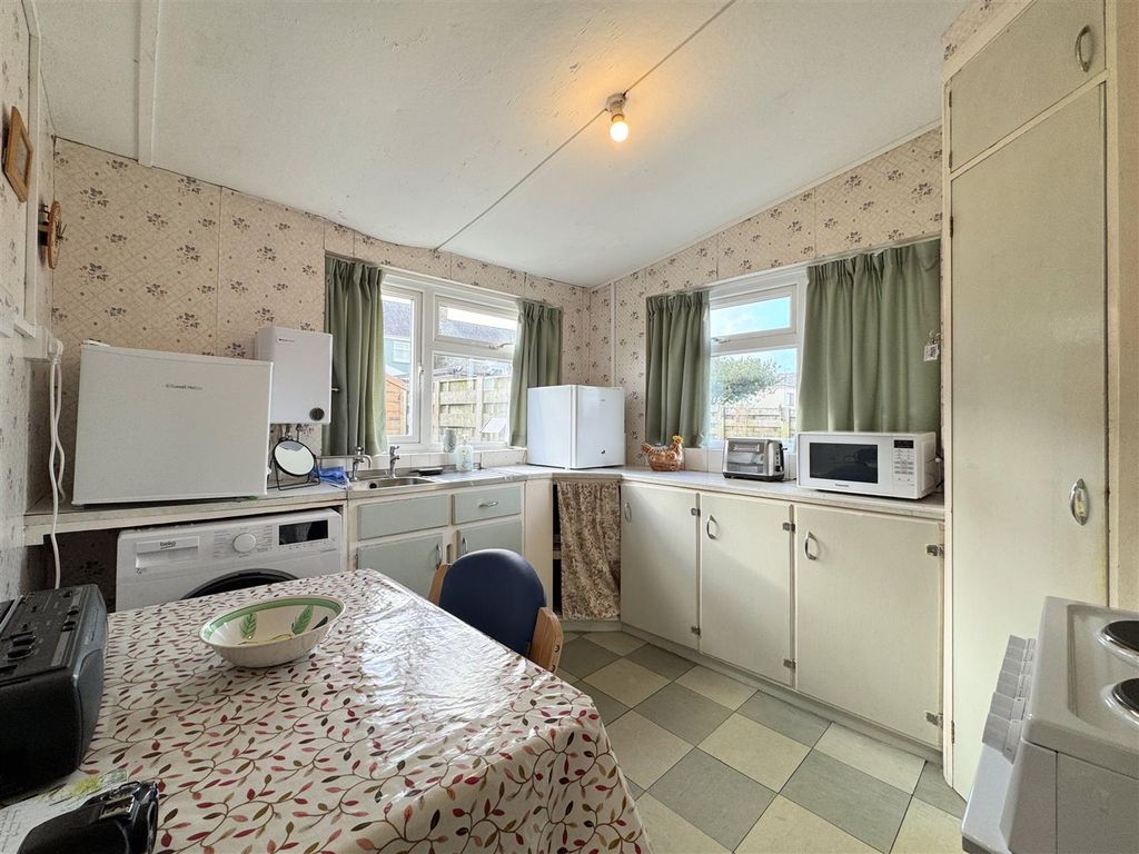 Property photo 3 of 19 Kitchen