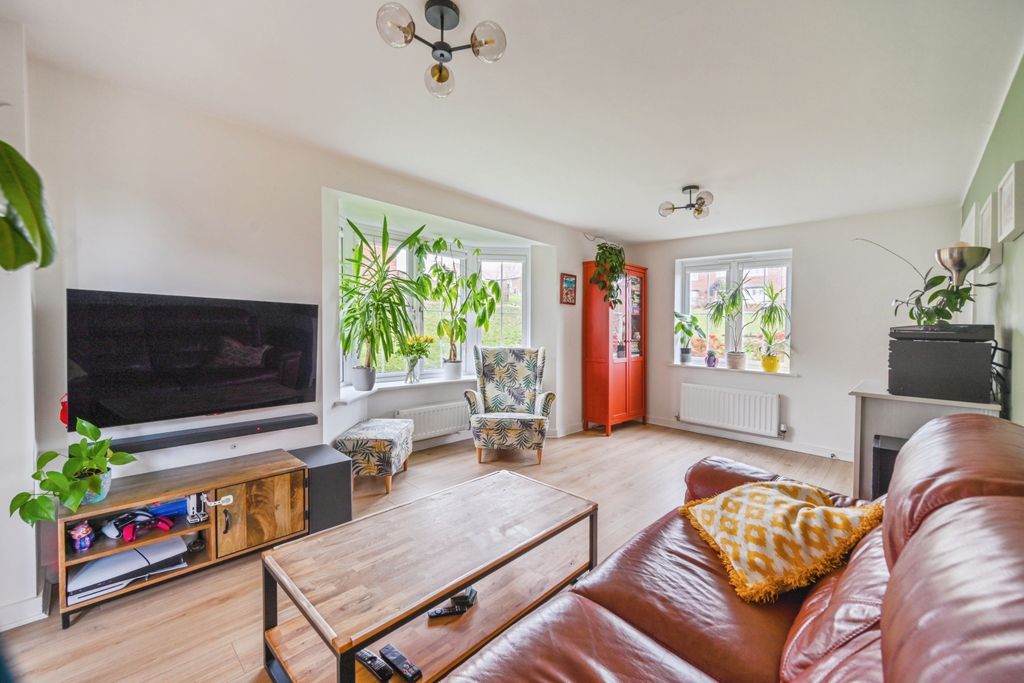 Property photo 3 of 20 Lounge (Alt View)