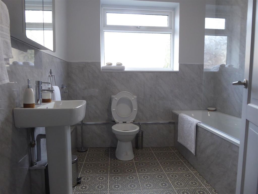 Property photo 1 of 6 Bathroom.Jpg