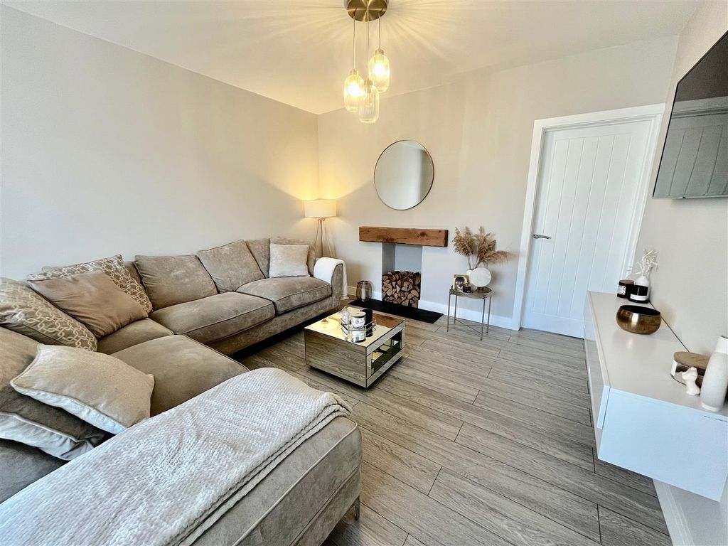 Property photo 3 of 18 Lounge