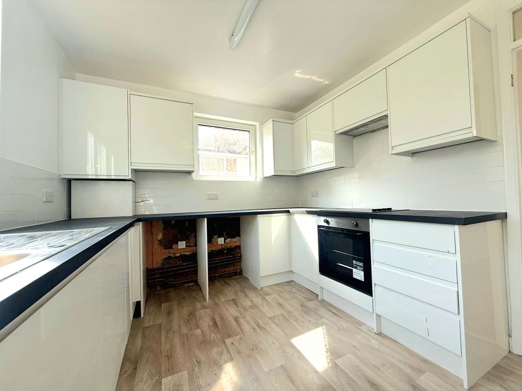 Property photo 3 of 10 Kitchen
