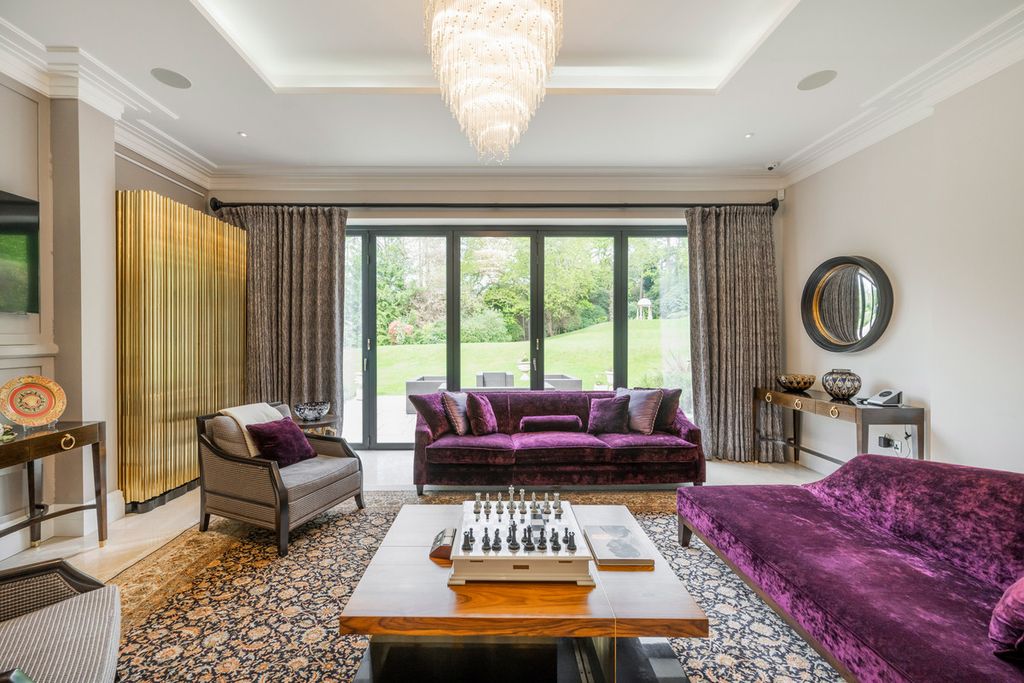 Golf Club Road, Weybridge KT13