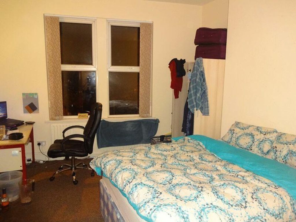 Property photo 2 of 10 A Cozy Double Bedroom Featuring A Comfortable Bed,...