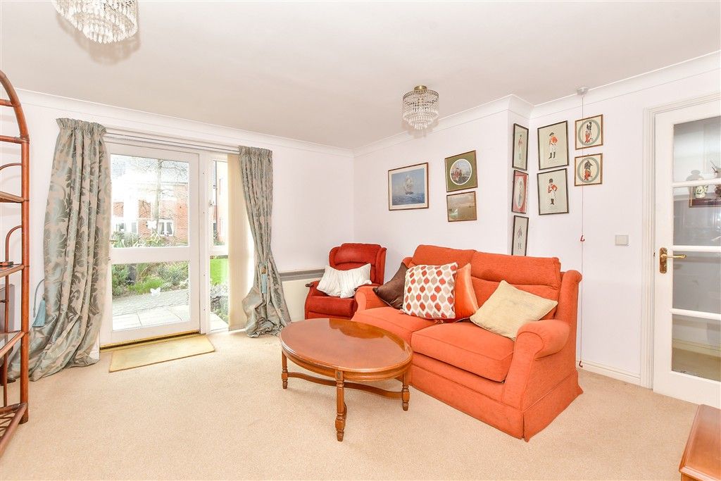 Property photo 2 of 9 Lounge