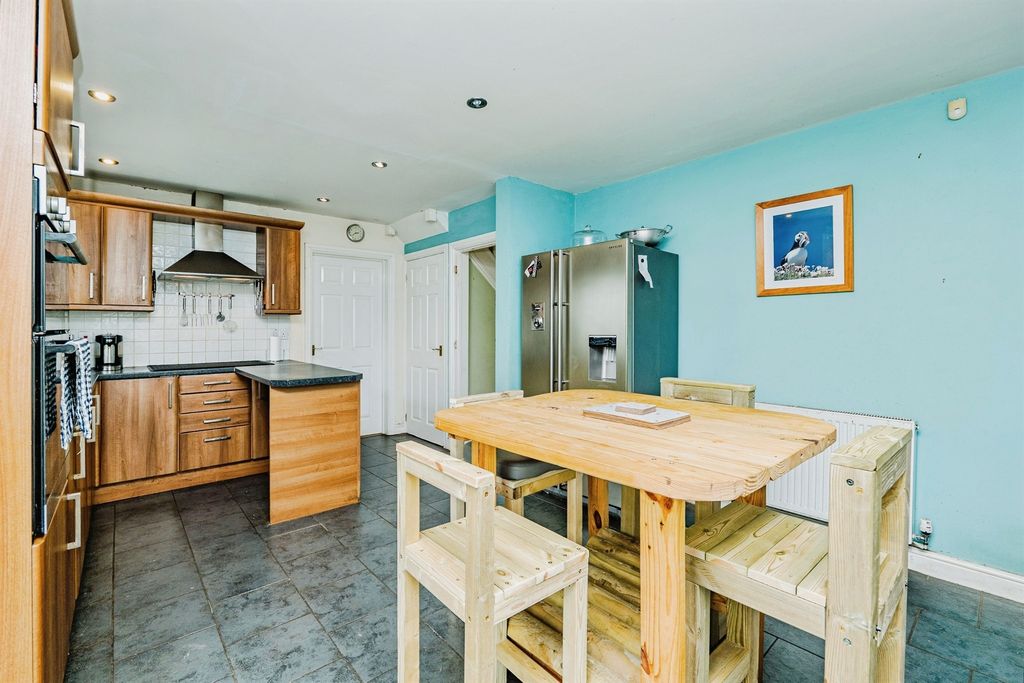 Property photo 3 of 32