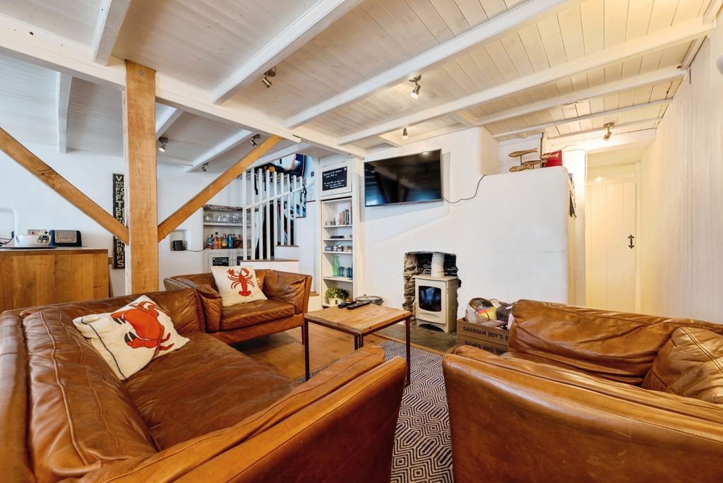 Property photo 3 of 19 Photo