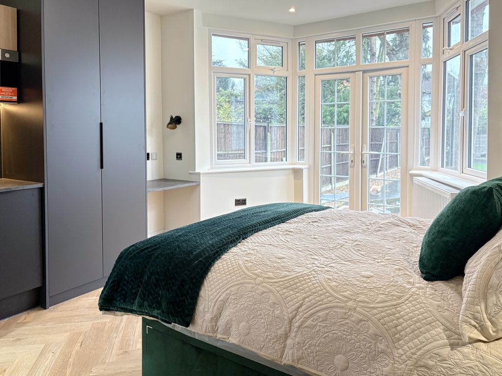 Property photo 2 of 9 Bright Double Bedroom With A Plush Bed, Large Bay ...