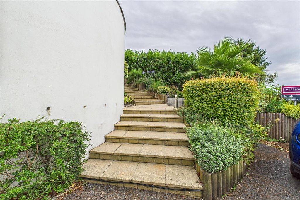 Property photo 3 of 27