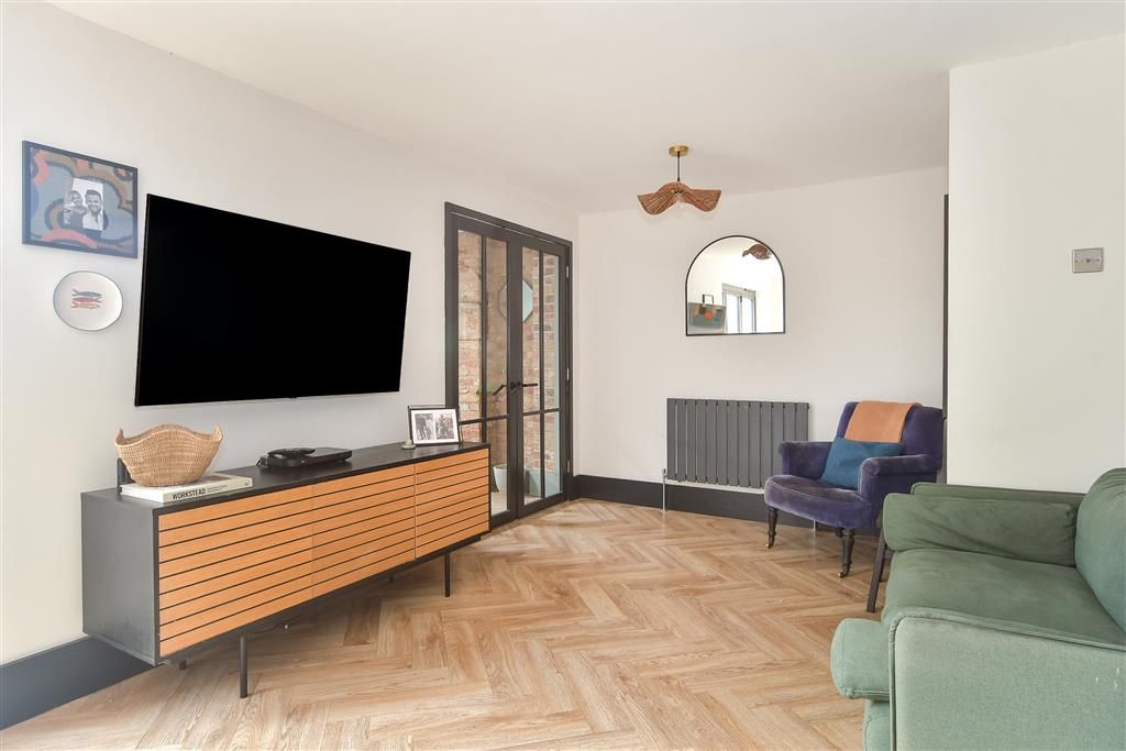 Property photo 3 of 12 Lounge