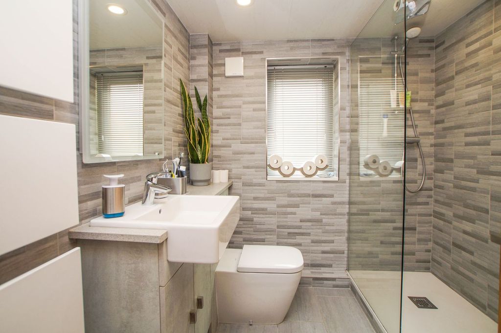 Property photo 3 of 18 Shower Room