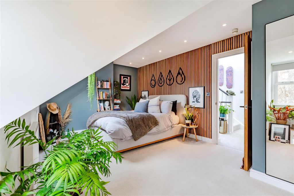 Property photo 2 of 13 Bedroom