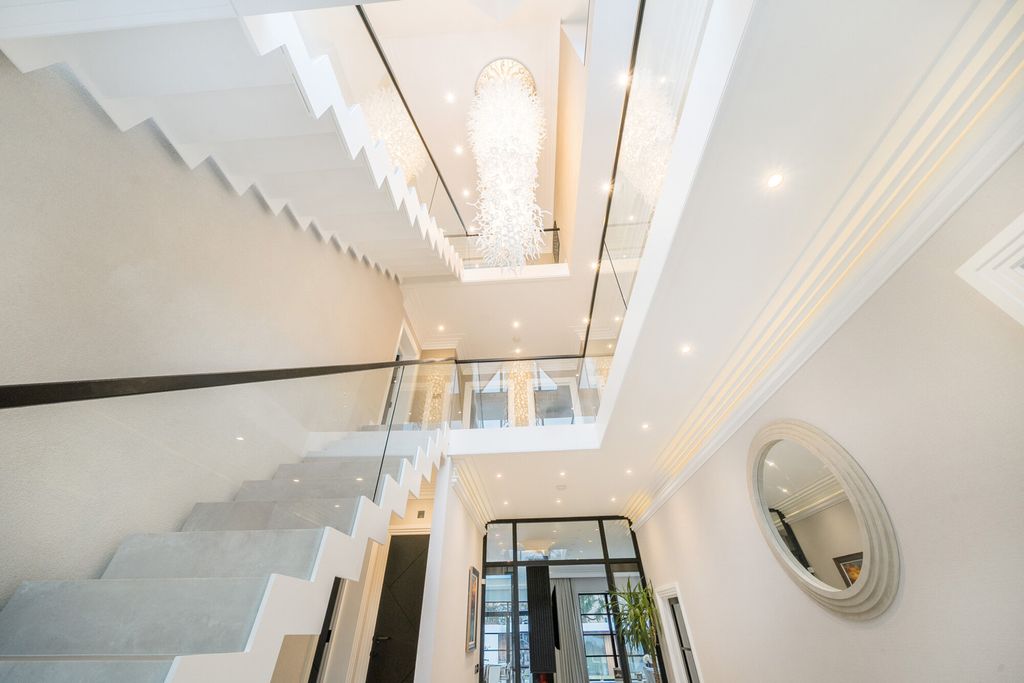 Property photo 3 of 40 Entrance Hall