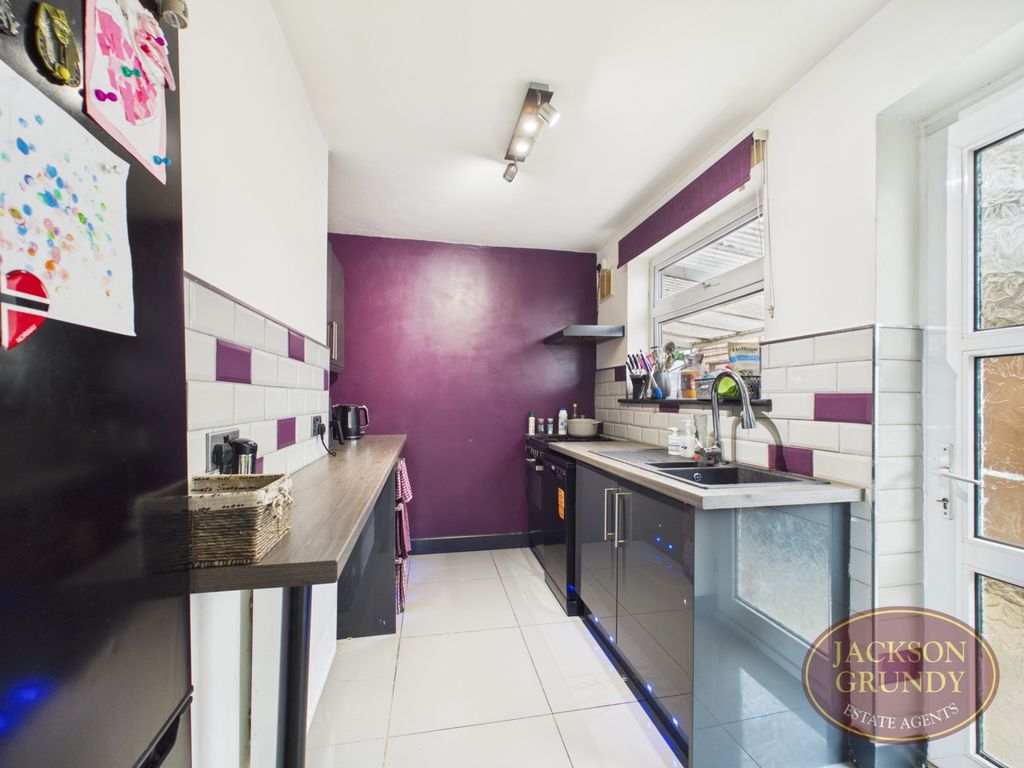 Property photo 2 of 15 Draycott Close