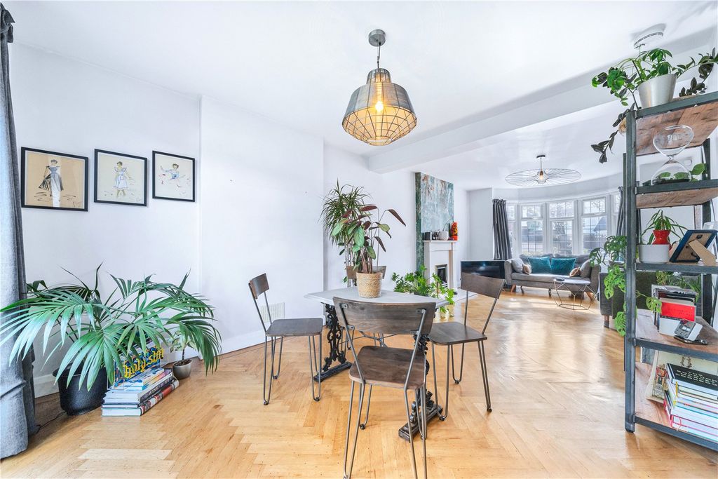Property photo 3 of 17 Dinning