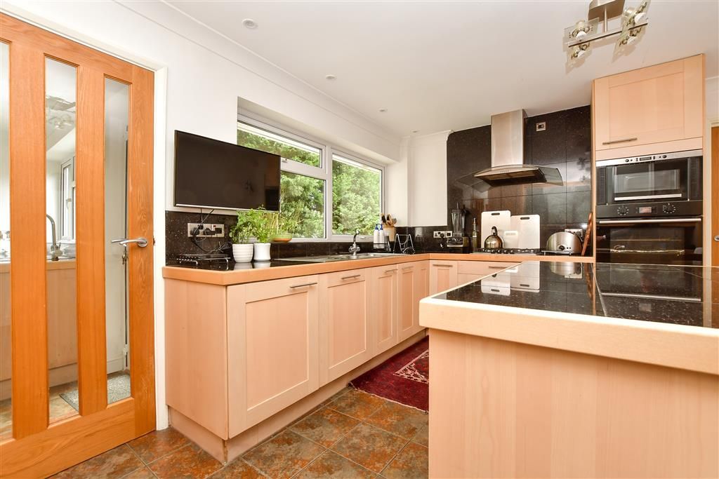 Property photo 3 of 19 Kitchen