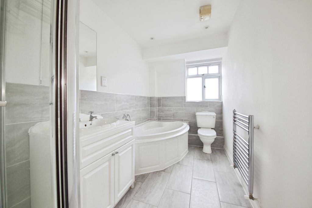 Additional image 8 of 2 bed flat for saleCatiline Court, 63A Main Road, Romford RM2