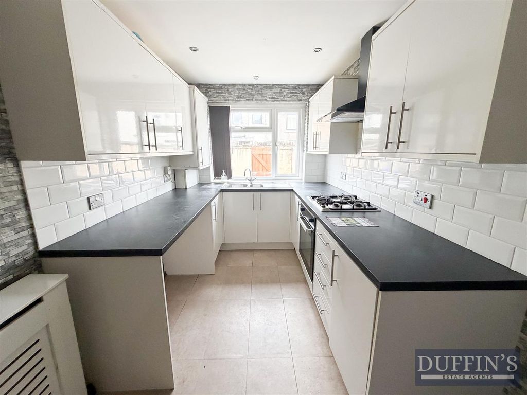 Property photo 2 of 9 Kitchen