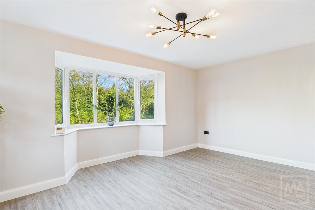 Property photo 3 of 18 Lounge