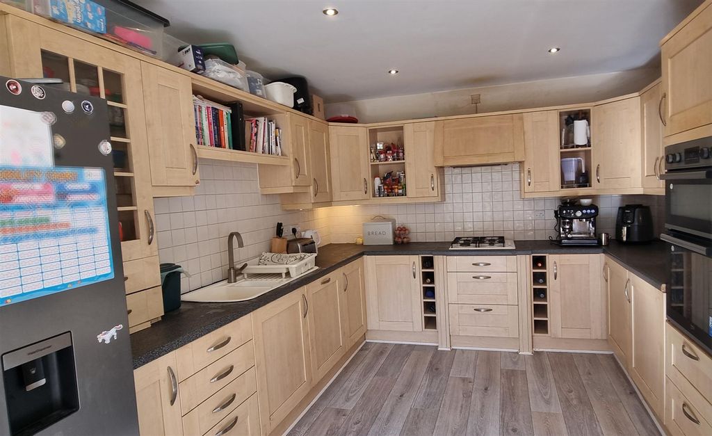 Property photo 3 of 26 Kitchen Breakfast