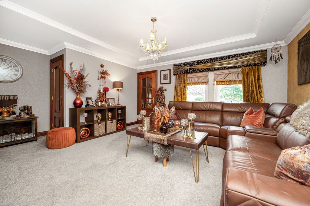 Property photo 3 of 30 Lounge
