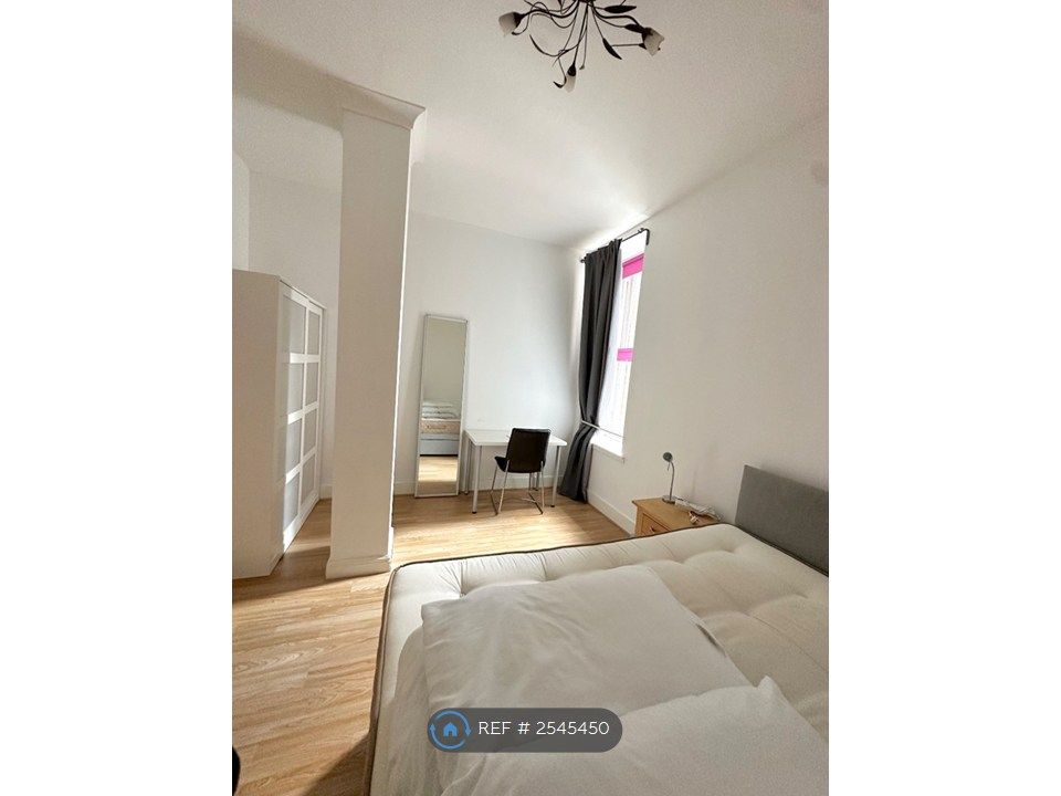 Property photo 3 of 14 £850 Bedroom 2