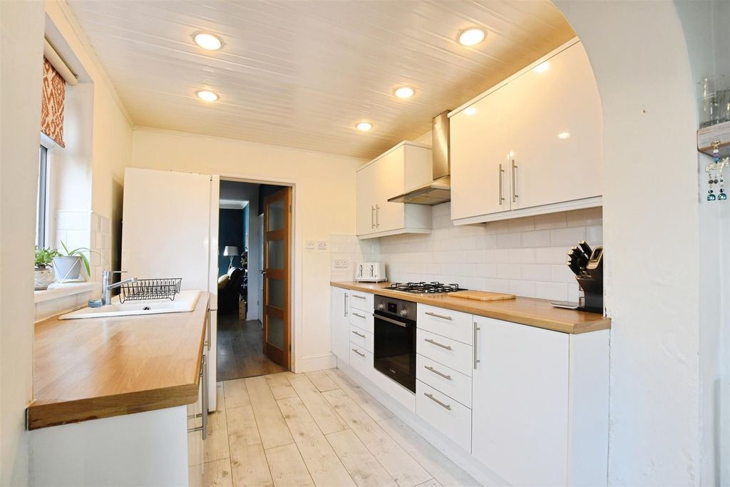 Property photo 2 of 14 Fitted Kitchen