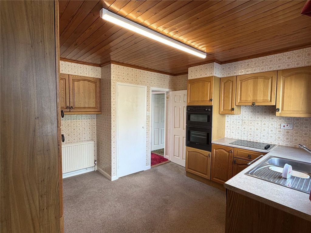 Property photo 3 of 19 Kitchen