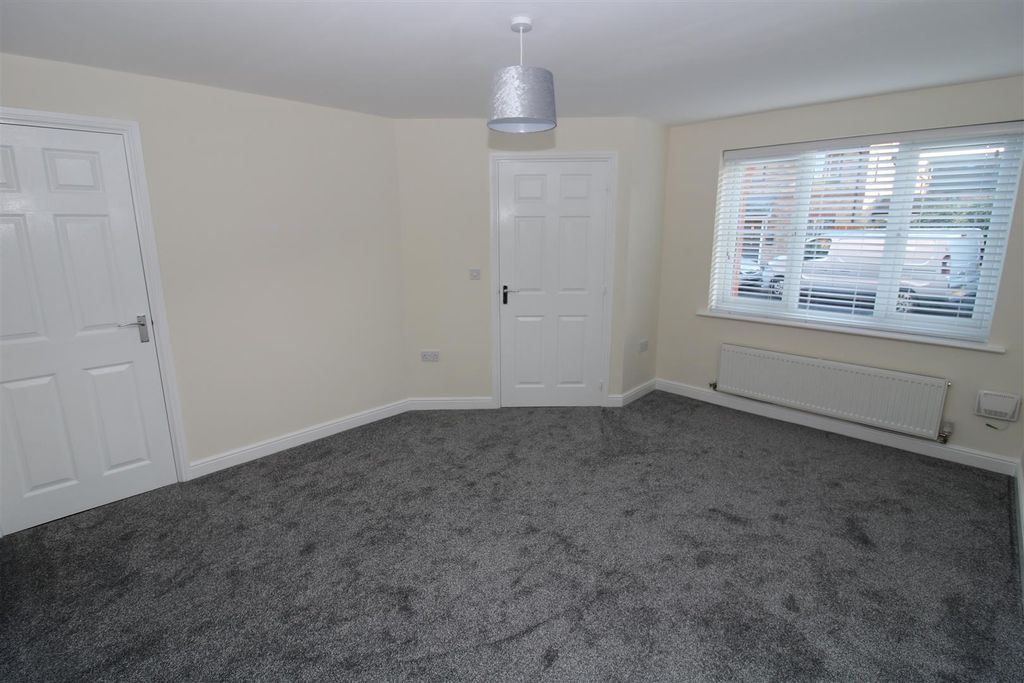 Property photo 3 of 21 Lounge