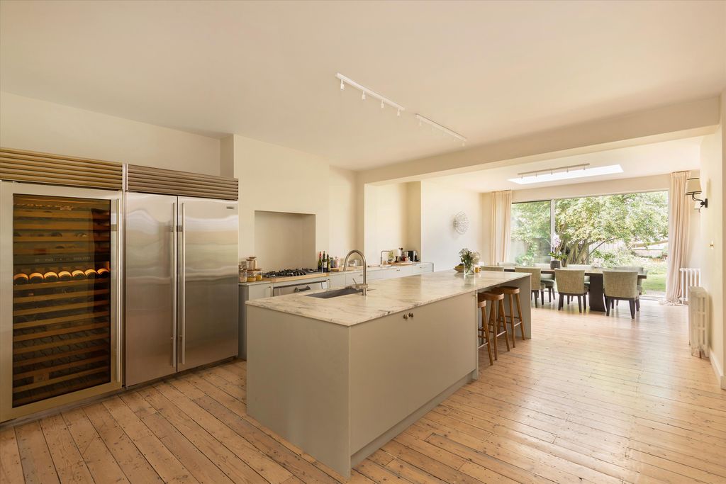 Property photo 2 of 17 Image