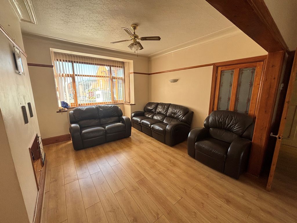 Property photo 2 of 9 Lounge
