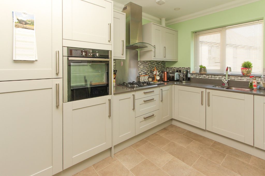 Property photo 2 of 12 Kitchen