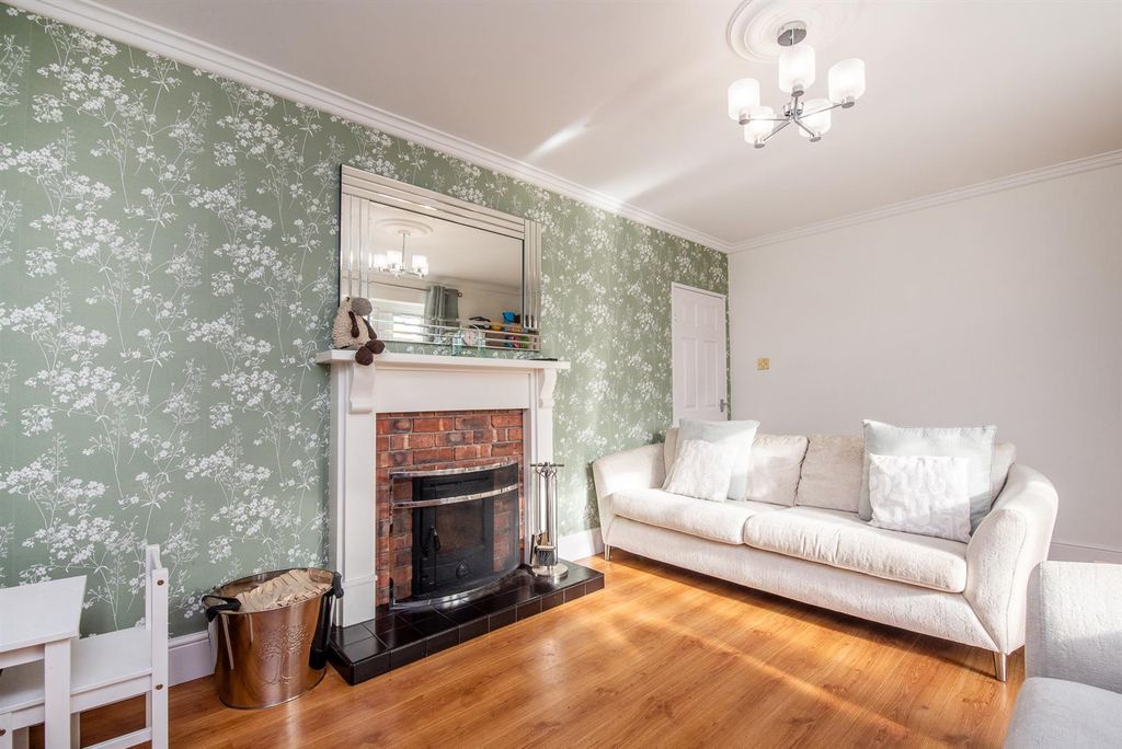 Property photo 3 of 19 Lounge