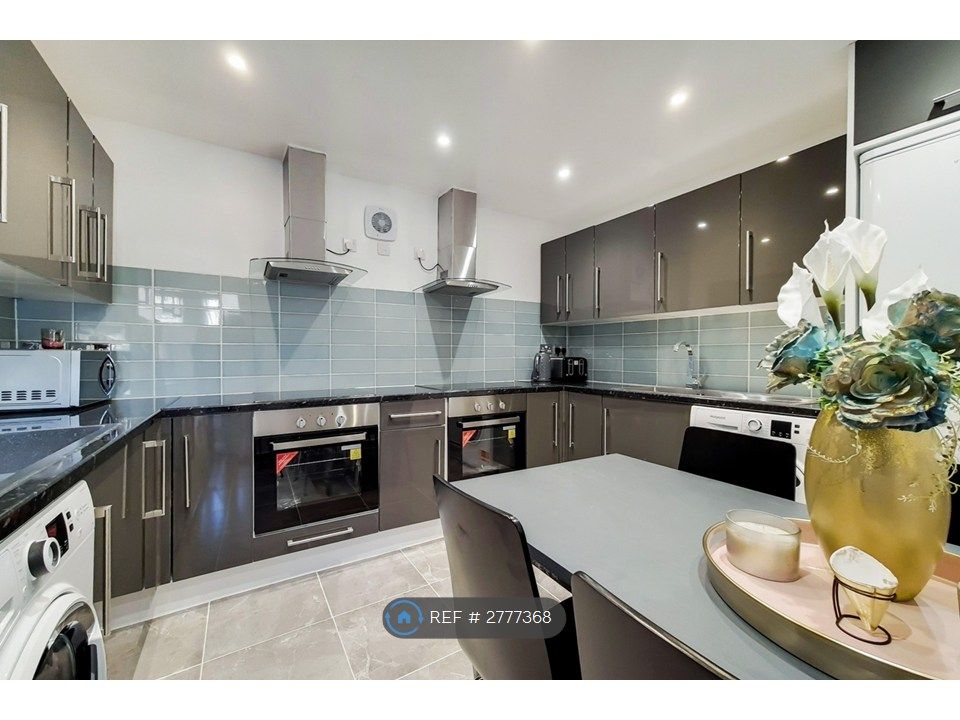 Property photo 2 of 6 Kitchen