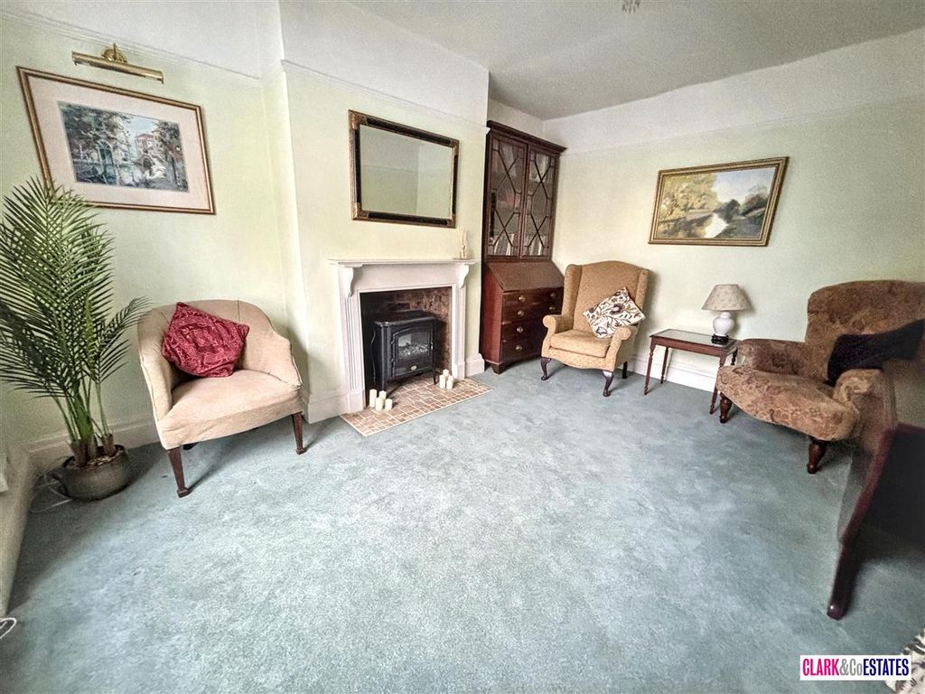 Property photo 3 of 13 Lounge