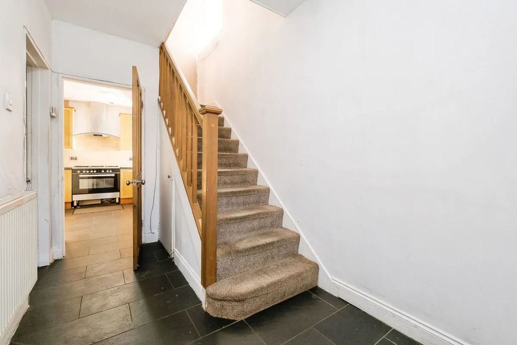 Property photo 2 of 25