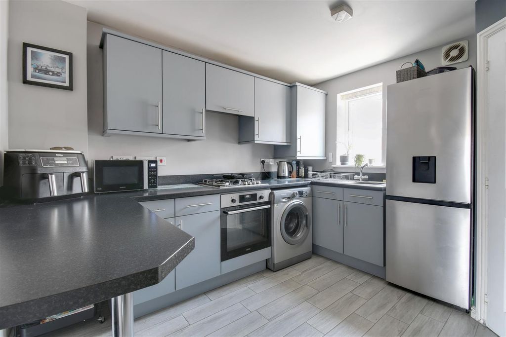 Property photo 2 of 11 Kitchen