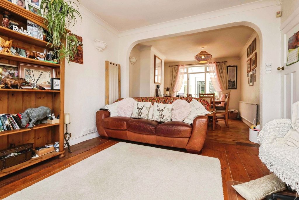 Property photo 3 of 17 Through Lounge