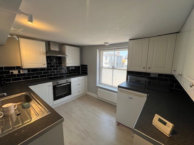 Property photo 3 of 8 Kitchen