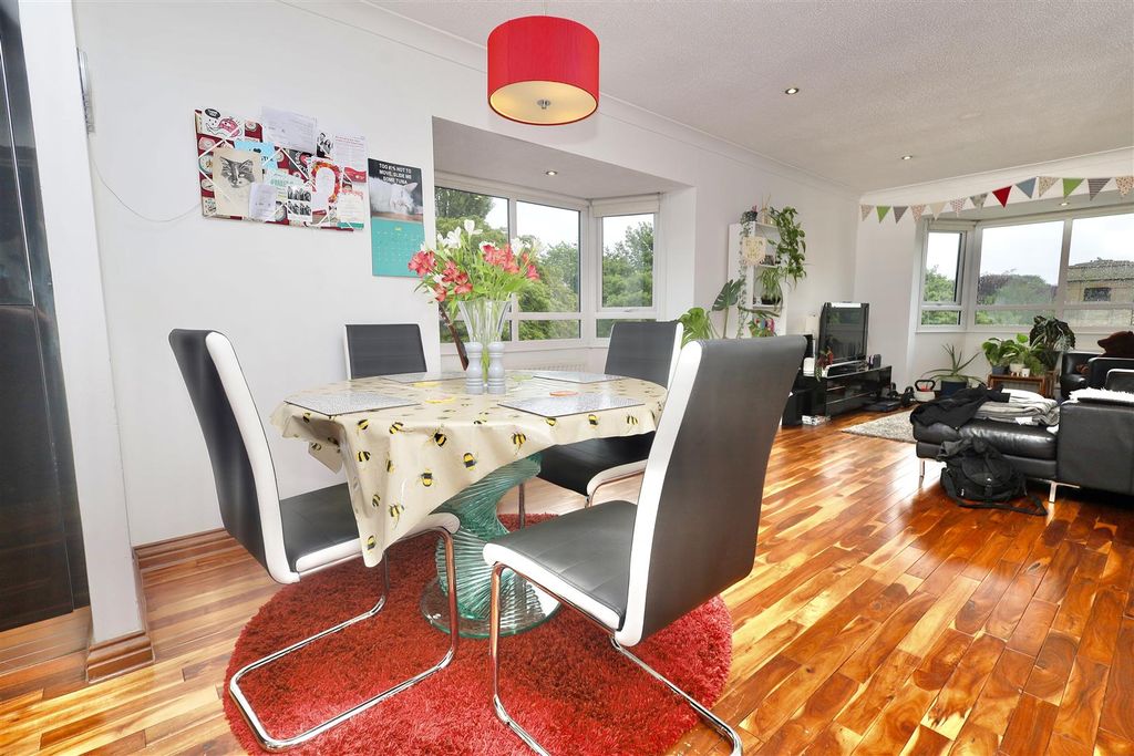 Property photo 3 of 8 0A9374E4-1B94-4911-83EE-A8B614033420_1_201_A.Jpeg