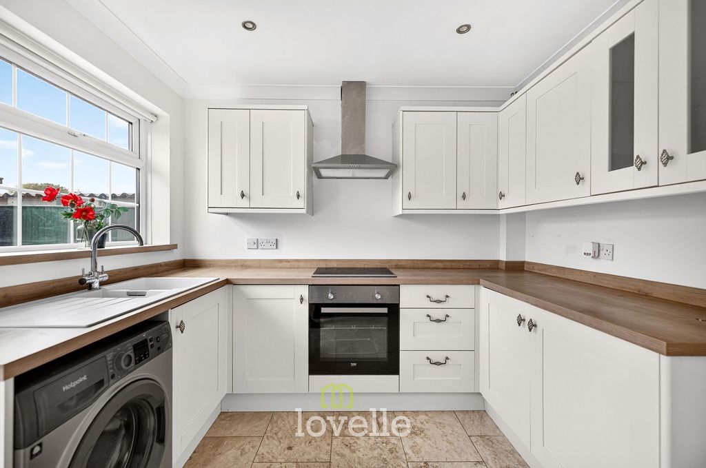 Property photo 3 of 18 Kitchen