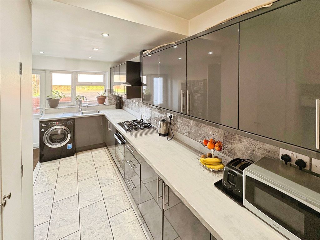 Property photo 3 of 10 Kitchen