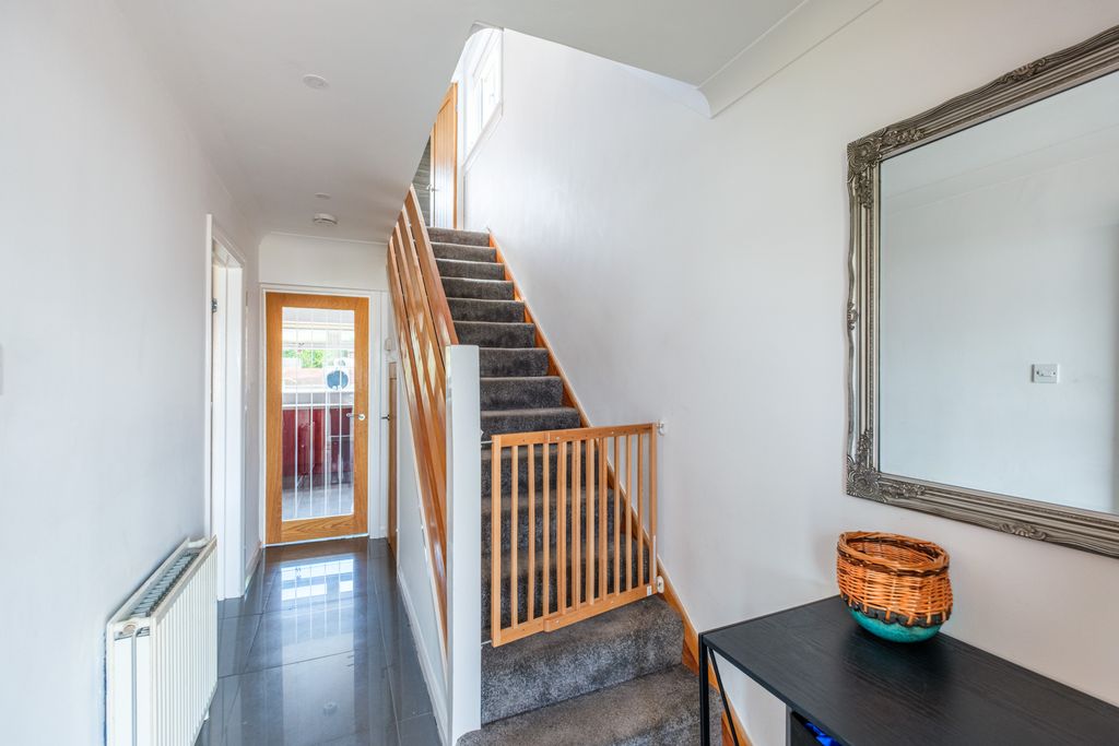 Property photo 2 of 33