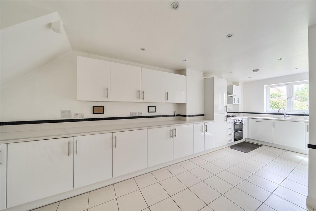 Property photo 2 of 13 Scarborough Drive - Kitchen (2).Jpg