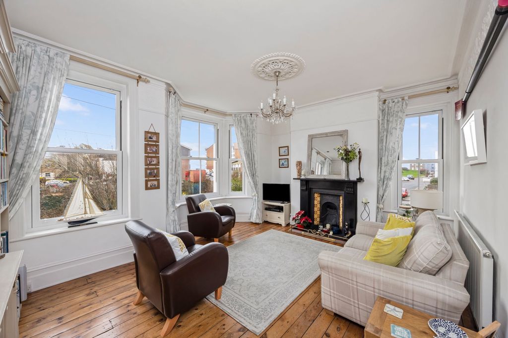 Property photo 3 of 27